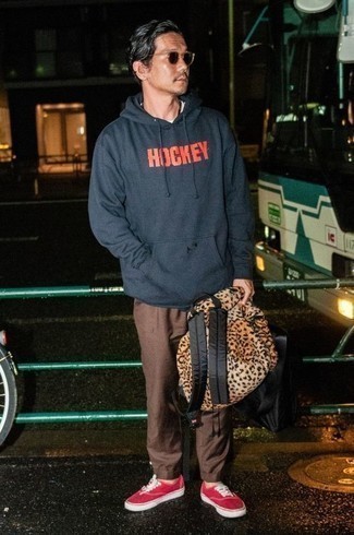 Какие низкие кеды носить с коричневыми брюками чинос