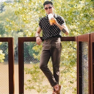 Какие низкие кеды носить с коричневыми брюками чинос