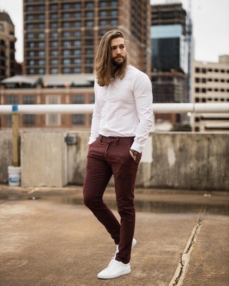 Какие низкие кеды носить с коричневыми брюками чинос