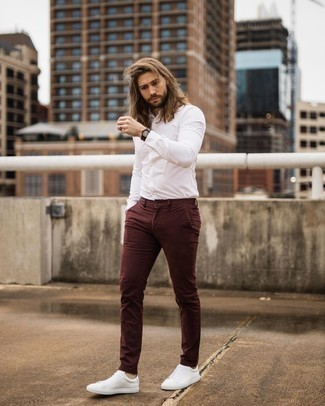 Какие низкие кеды носить с коричневыми брюками чинос