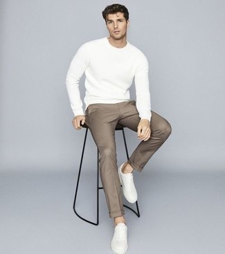 Какие низкие кеды носить с коричневыми брюками чинос
