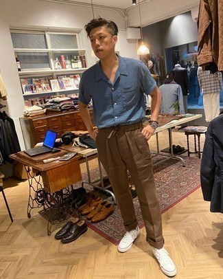 Какие низкие кеды носить с коричневыми брюками чинос