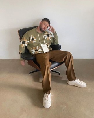 Какие низкие кеды носить с коричневыми брюками чинос