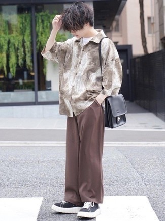 Какие низкие кеды носить с коричневыми брюками чинос