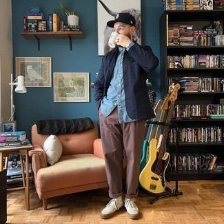 Какие низкие кеды носить с коричневыми брюками чинос