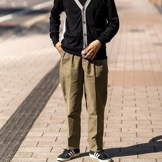 Какие низкие кеды носить с коричневыми брюками чинос