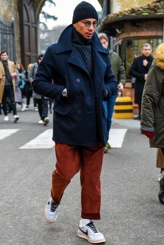 Какое полупальто носить с коричневыми брюками чинос