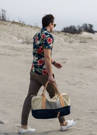 Какие плимсоллы носить с коричневыми брюками чинос