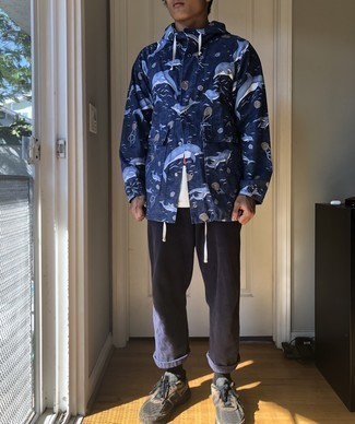 Какие дождевики носить с коричневыми брюками чинос