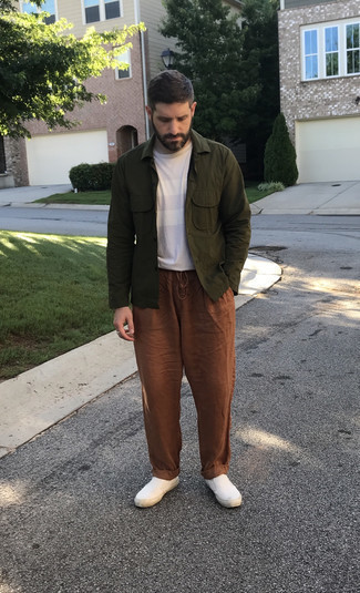 Какие слипоны носить с коричневыми брюками чинос