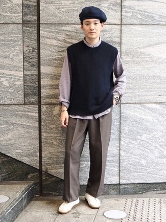 Какие трикотажные жилеты носить с коричневыми брюками чинос