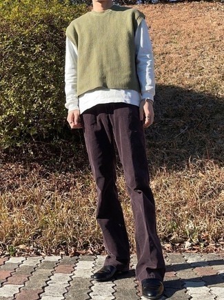 Какие трикотажные жилеты носить с коричневыми брюками чинос