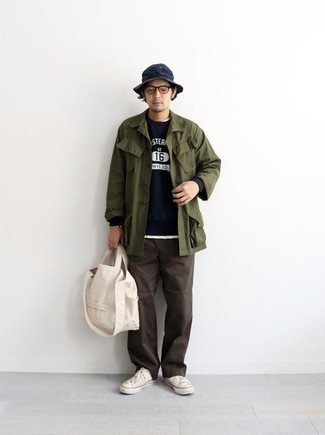 Какие свитшоты носить с коричневыми брюками чинос