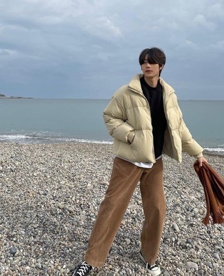 Какие майки носить с коричневыми брюками чинос