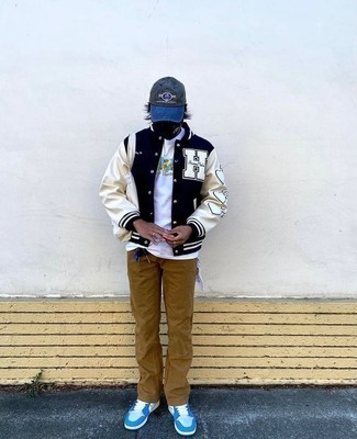Какие университетские куртки носить с коричневыми брюками чинос