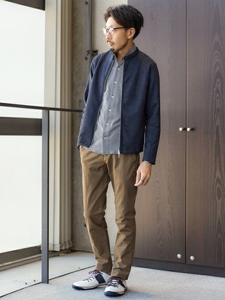 Как носить коричневые брюки чинос с белыми низкими кедами