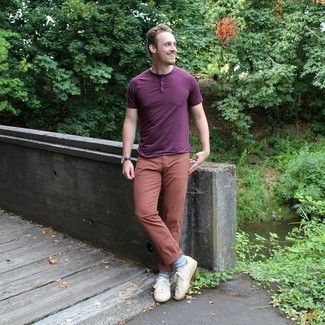 Как носить коричневые брюки чинос с белыми низкими кедами