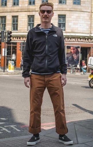 Какие свитера на молнии носить с коричневыми брюками чинос