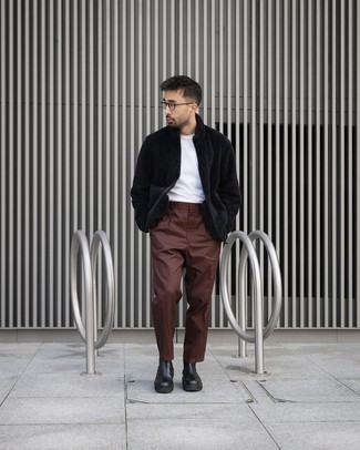 Какие свитера на молнии носить с коричневыми брюками чинос