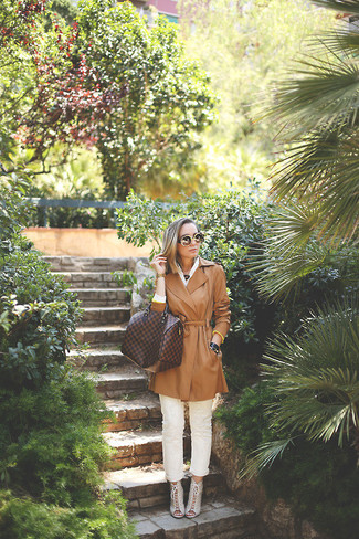 Какие джинсы скинни носить с коричневым пальто