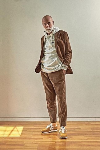 С чем носить коричневый вельветовый костюм