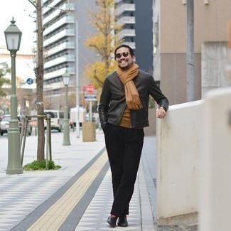 Как носить коричневый свитер с круглым вырезом с черными кожаными лоферами мужчине