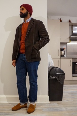 Как носить коричневый свитер с круглым вырезом с коричневым пиджаком мужчине