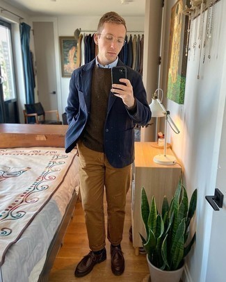 Какие ботинки дезерты носить с коричневым свитером с круглым вырезом