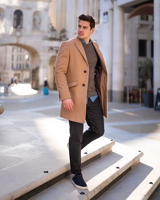 Как носить коричневый свитер с круглым вырезом с серыми брюками чинос