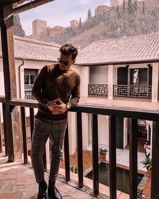 Как носить коричневый свитер с круглым вырезом с серыми брюками чинос