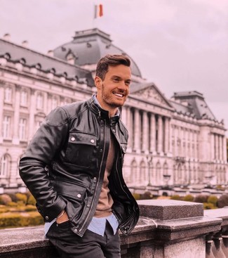 Какие джинсы носить с коричневым свитером с круглым вырезом мужчине