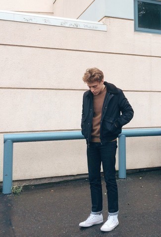 Какие джинсы носить с коричневым свитером с круглым вырезом мужчине