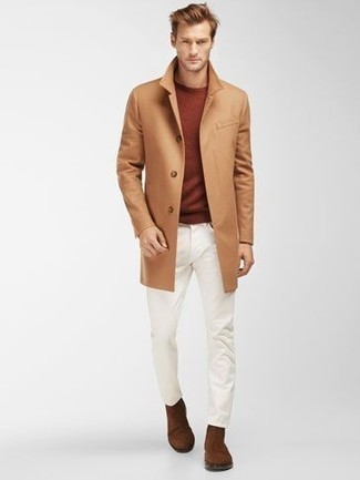 Какие джинсы носить с коричневым свитером с круглым вырезом мужчине