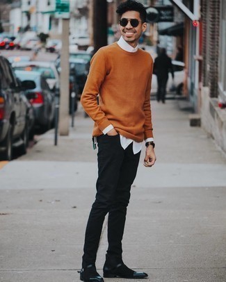 Какие джинсы носить с коричневым свитером с круглым вырезом мужчине