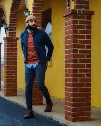 Какие джинсы носить с коричневым свитером с круглым вырезом мужчине