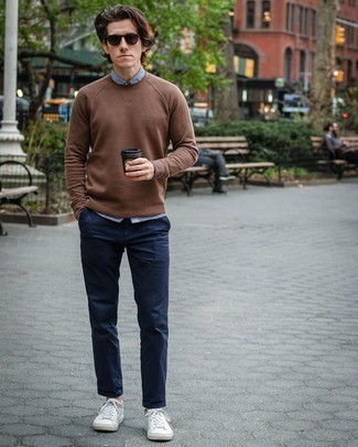 С чем носить коричневый свитер с круглым вырезом мужчине
