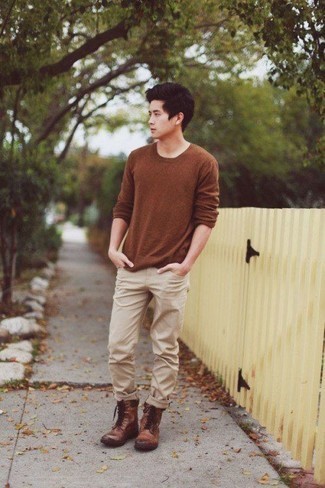 С чем носить коричневый свитер с круглым вырезом мужчине