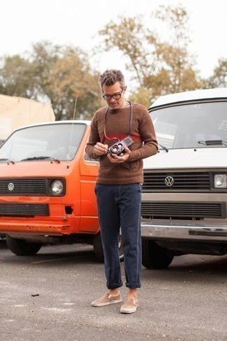 С чем носить коричневый свитер с круглым вырезом мужчине