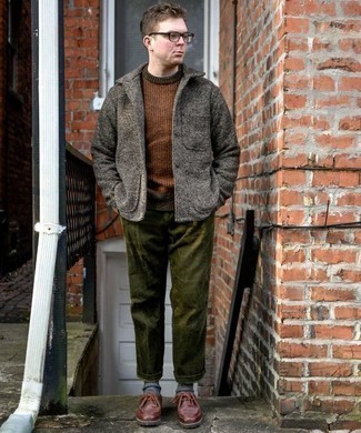 С чем носить коричневый свитер с круглым вырезом мужчине