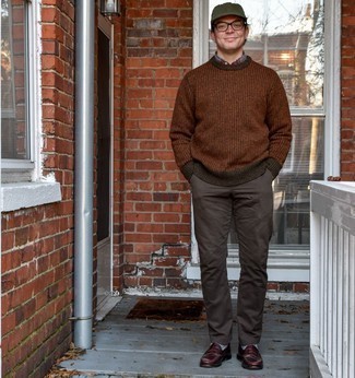 С чем носить коричневый свитер с круглым вырезом мужчине