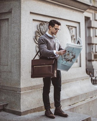 С чем носить коричневый свитер с круглым вырезом мужчине