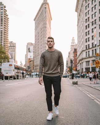 С чем носить коричневый свитер с круглым вырезом мужчине