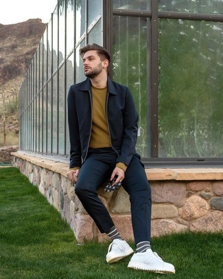 С чем носить коричневый свитер с круглым вырезом мужчине