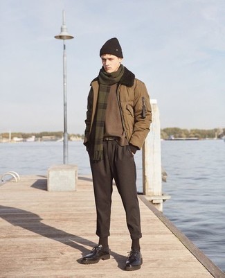 С чем носить коричневый свитер с круглым вырезом мужчине