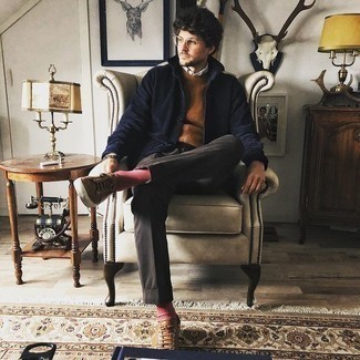 С чем носить коричневый свитер с круглым вырезом мужчине