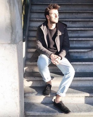 Как носить коричневый свитер с круглым вырезом с голубыми джинсами мужчине