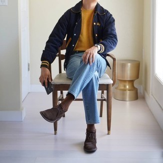 Как носить коричневый свитер с круглым вырезом с голубыми джинсами мужчине