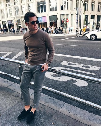 Какие лоферы носить с коричневым свитером с круглым вырезом мужчине