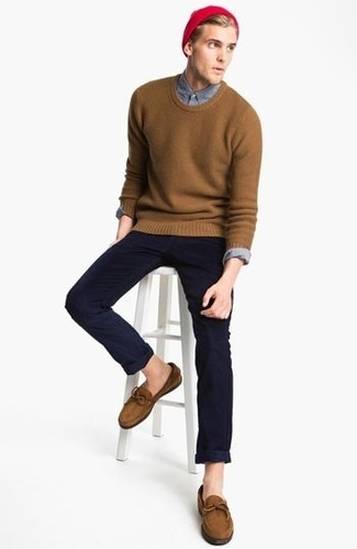 Какие лоферы носить с коричневым свитером с круглым вырезом мужчине