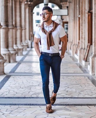 Какие лоферы носить с коричневым свитером с круглым вырезом мужчине